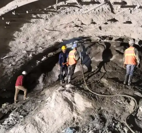 天山隧道拱顶带模注浆料，微膨胀注浆料的特点及施工工艺